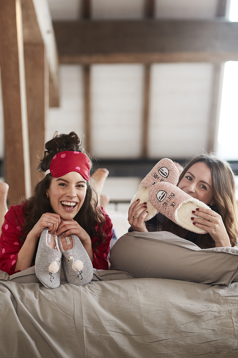 Twee dames zijn blij met hun pantoffels